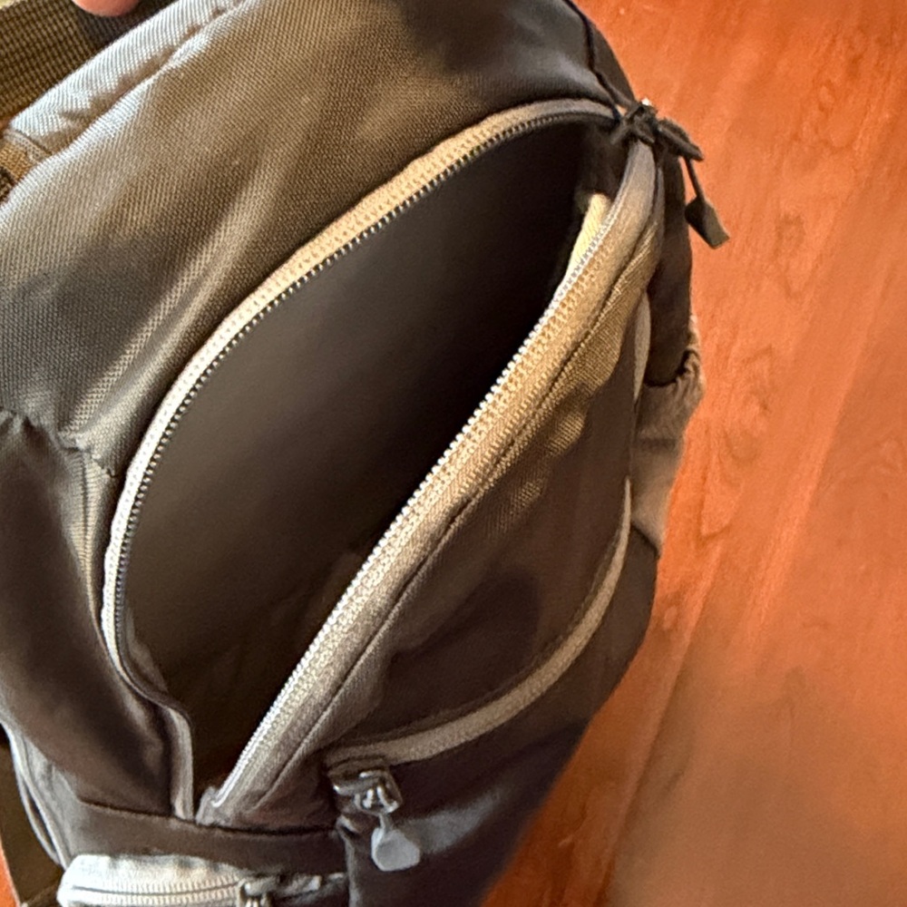 Lowepro StreamLine Sling Camera Bag - Grey. New without tags - Picture 3 of 6